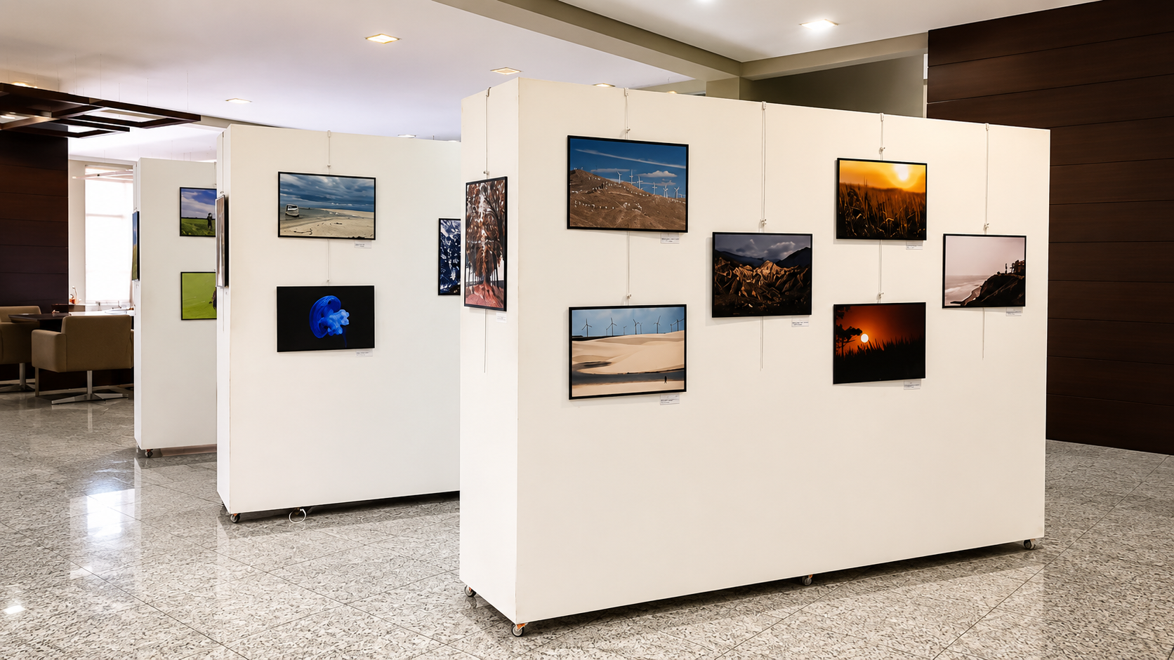 Estrutura expositiva personalizada com painéis e quadros em ambiente interno